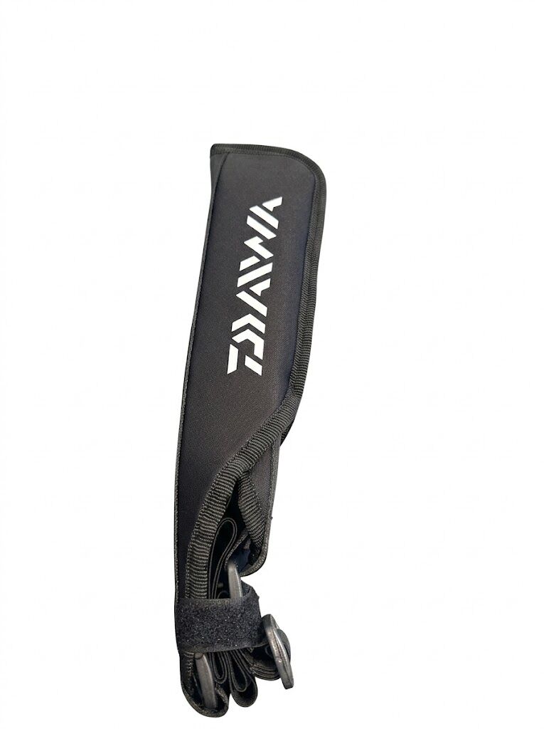 Daiwa Baskılı Neopren Ayarlanabilir Lastikli Kamış Koruma Kılıfı
