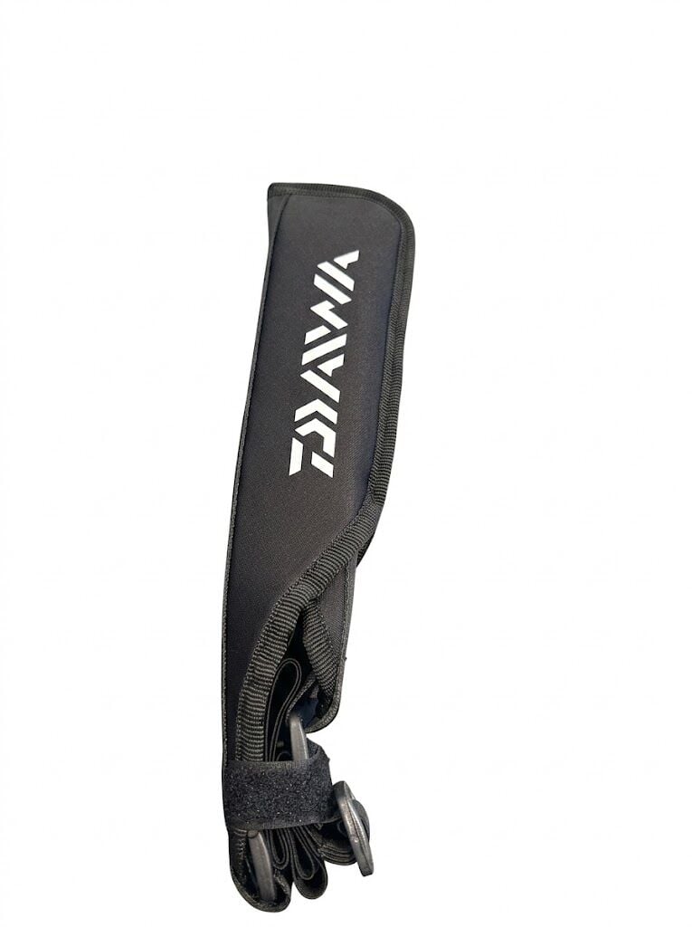 Daiwa Baskılı Neopren Ayarlanabilir Lastikli Kamış Koruma Kılıfı