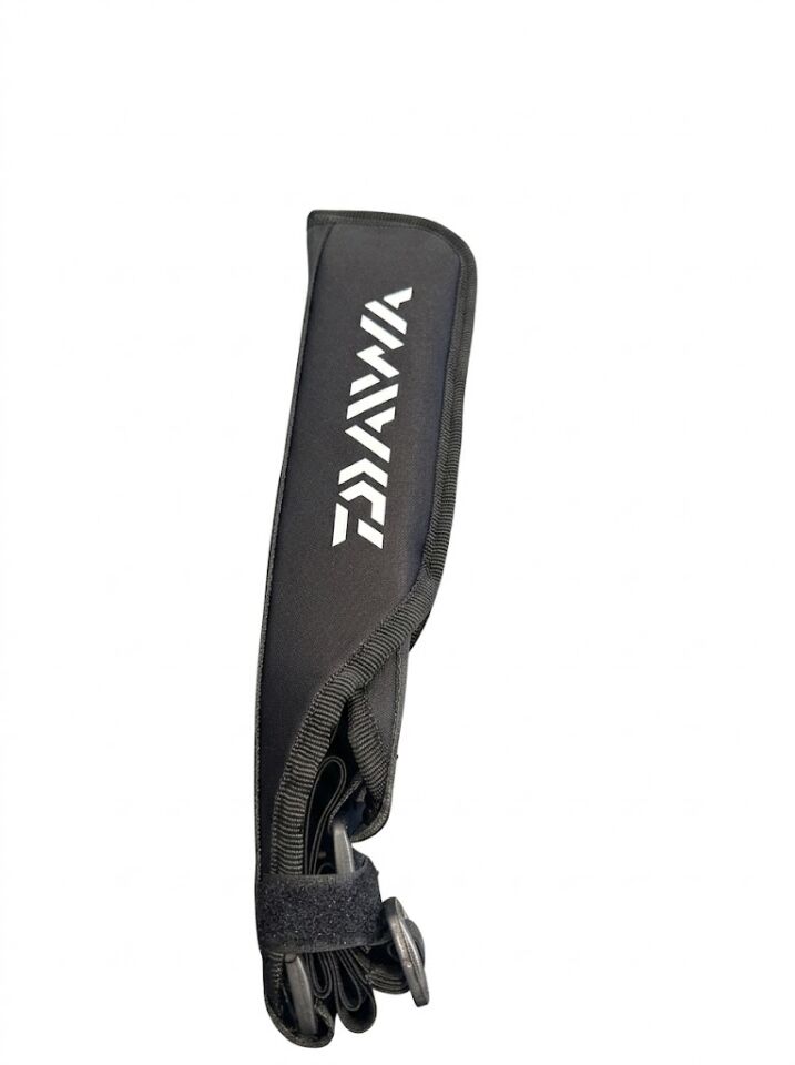 Daiwa Baskılı Neopren Ayarlanabilir Lastikli Kamış Koruma Kılıfı