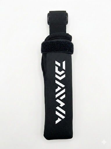 Daiwa Baskılı Neopren Ayarlanabilir LRF Lastikli Kamış Koruma Kılıfı